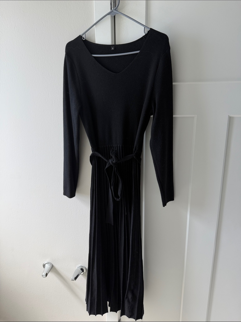 Women's Black Long-Sleeve V-Neck Pleated Midi Dress with Waist Tie